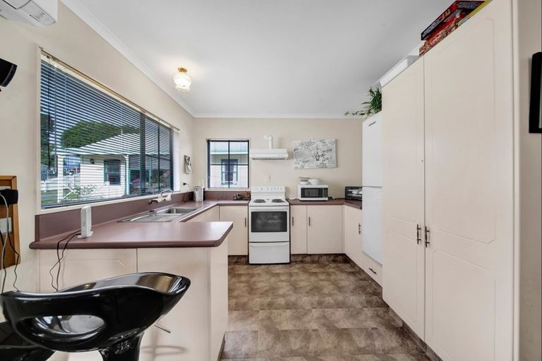 Photo of property in 4/70-76 Whiteley Street, Moturoa, New Plymouth, 4310
