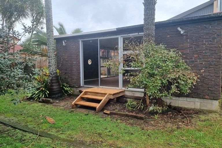 Photo of property in 3 Waters Place, New Lynn, Auckland, 0600
