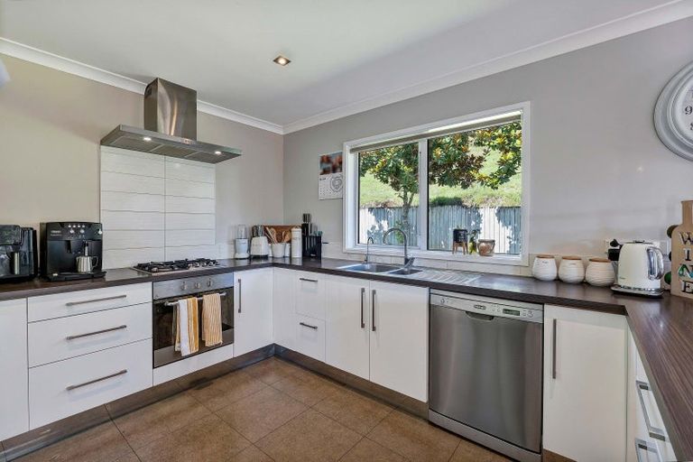 Photo of property in 15a Heta Road, Highlands Park, New Plymouth, 4312