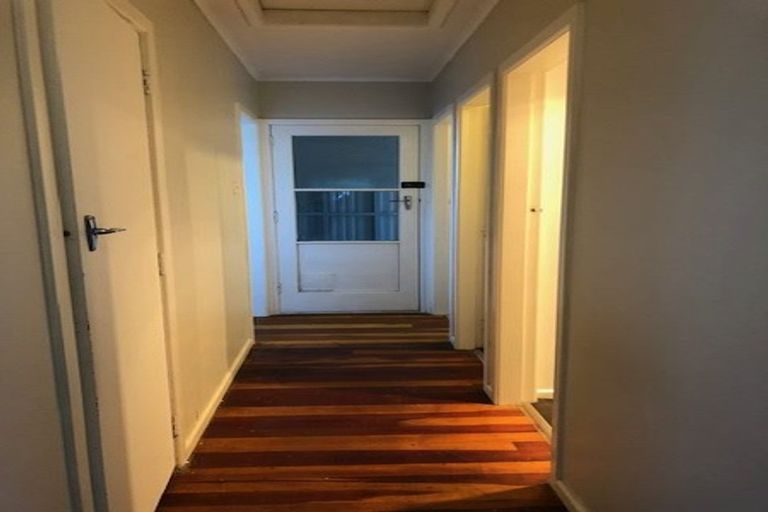 Photo of property in 147 Ruskin Road, Newlands, Wellington, 6037