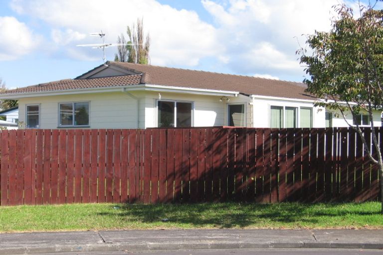 Photo of property in 2/16 Glenhaven Place, Te Atatu Peninsula, Auckland, 0610