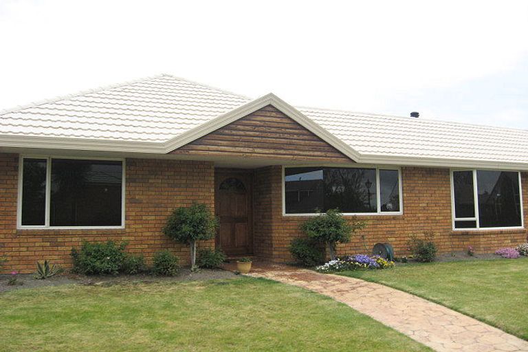 Photo of property in 2 Thornwood Place, Redwood, Christchurch, 8051