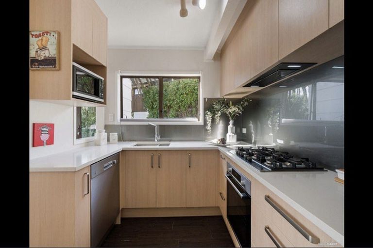 Photo of property in 1/324 Glenfield Road, Glenfield, Auckland, 0629