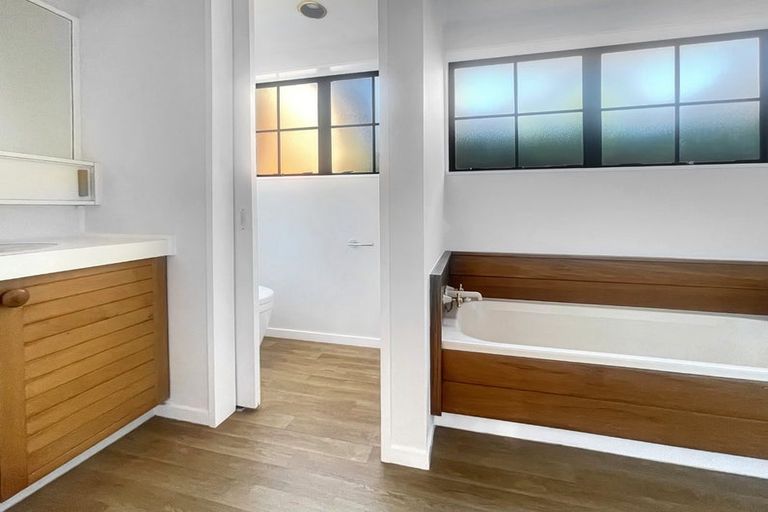 Photo of property in 2/136 Karori Road, Karori, Wellington, 6012