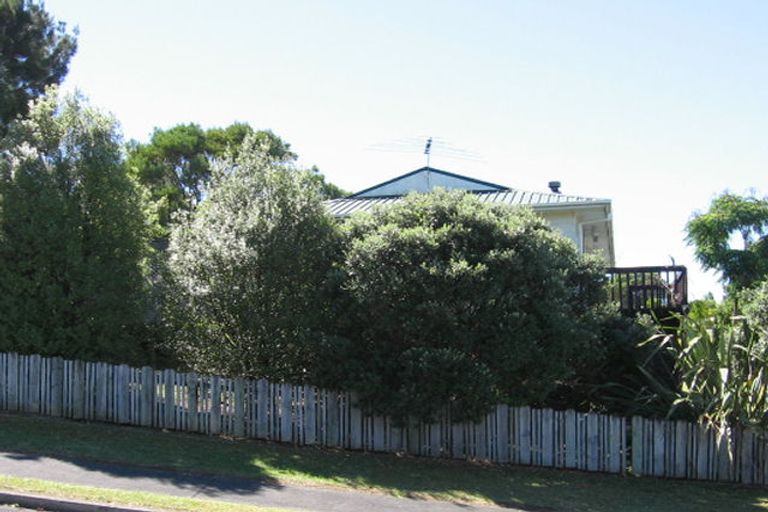Photo of property in 3 Sumich Place, West Harbour, Auckland, 0618