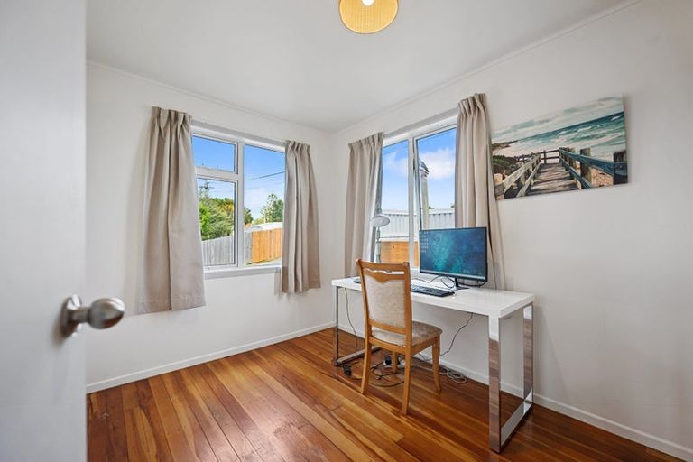 Photo of property in 15 Moffat Road, Red Beach, 0932