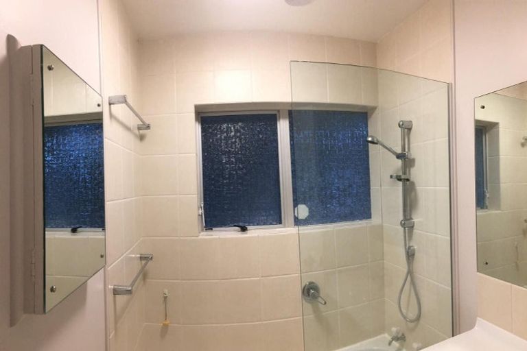 Photo of property in 25 Walnut Lane, Browns Bay, Auckland, 0630