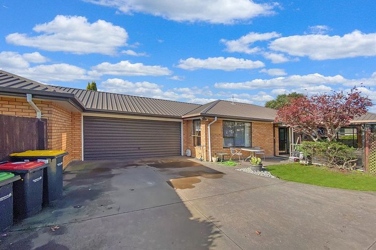 Photo of property in 2/5 Hibiscus Place, Redwood, Christchurch, 8051