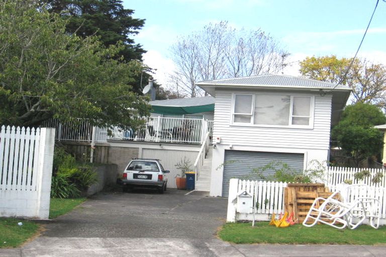 Photo of property in 15 Rerewai Place, Kelston, Auckland, 0602