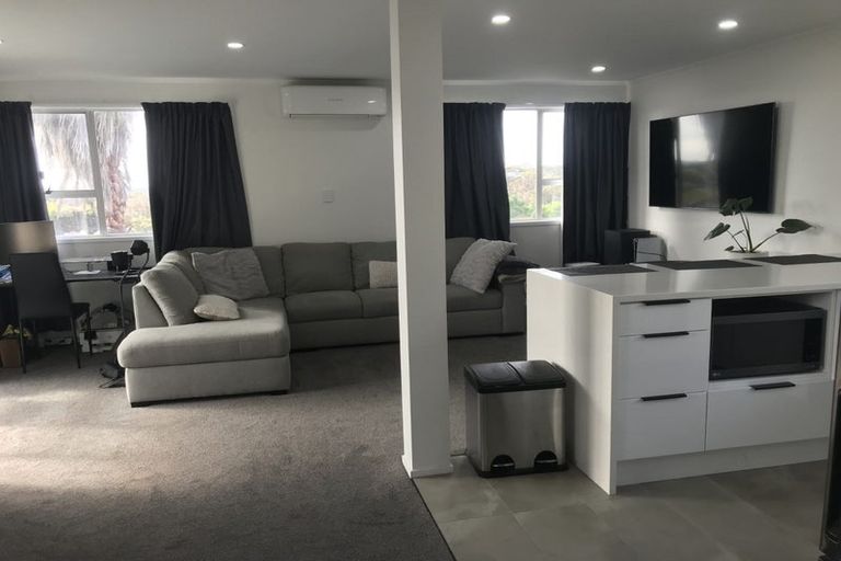 Photo of property in 40 Donovan Avenue, Massey, Auckland, 0614