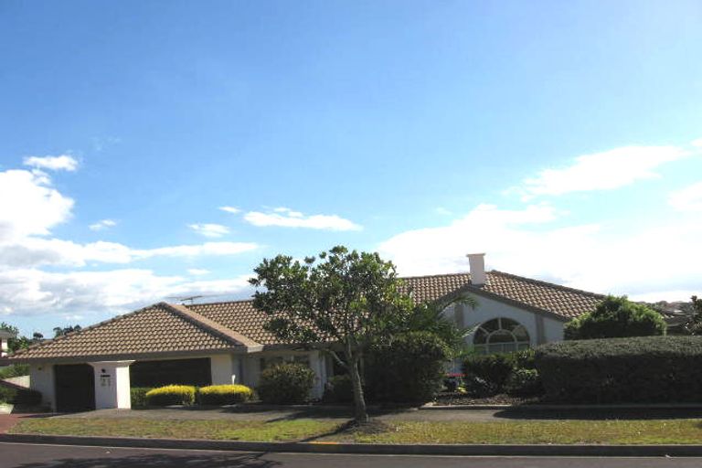 Photo of property in 21 Mandeville Place, Unsworth Heights, Auckland, 0632