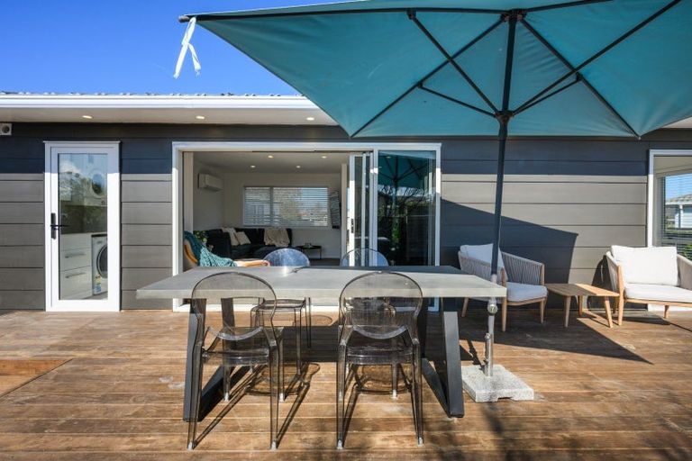 Photo of property in 10 Gladys Place, Kelvin Grove, Palmerston North, 4414