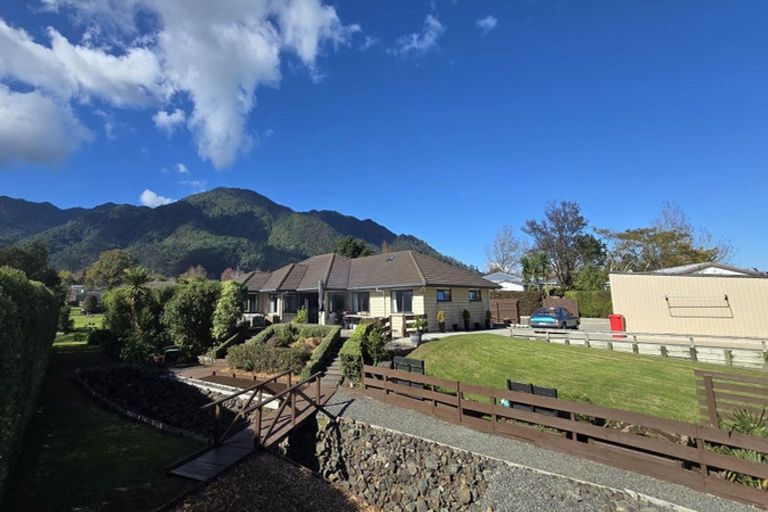 Photo of property in 1 Oaks Place, Te Aroha, 3320