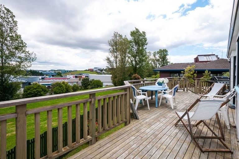 Photo of property in 1/6 Altair Place, Windsor Park, Auckland, 0632