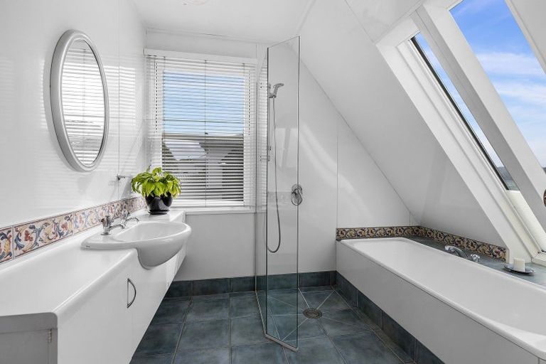 Photo of property in 51 Awa Road, Karaka Bays, Wellington, 6022