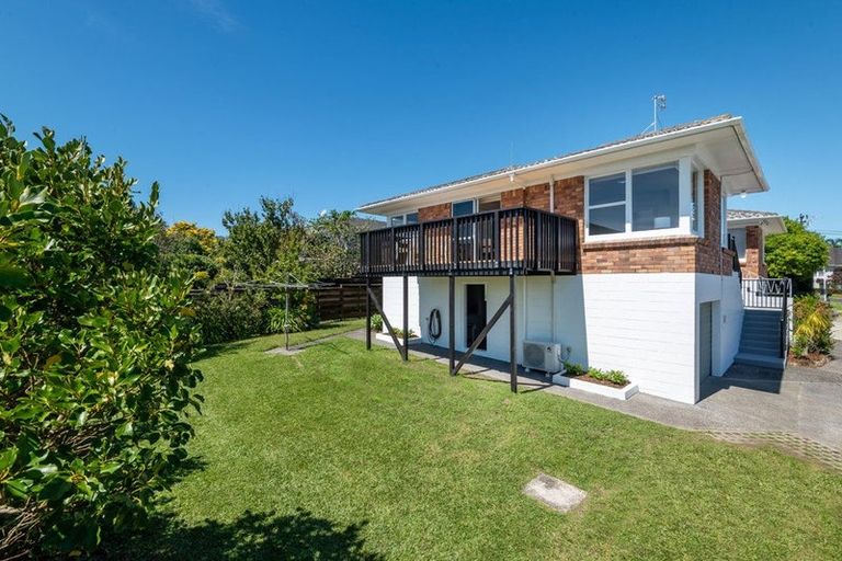 Photo of property in 2/12 Westwell Road, Belmont, Auckland, 0622