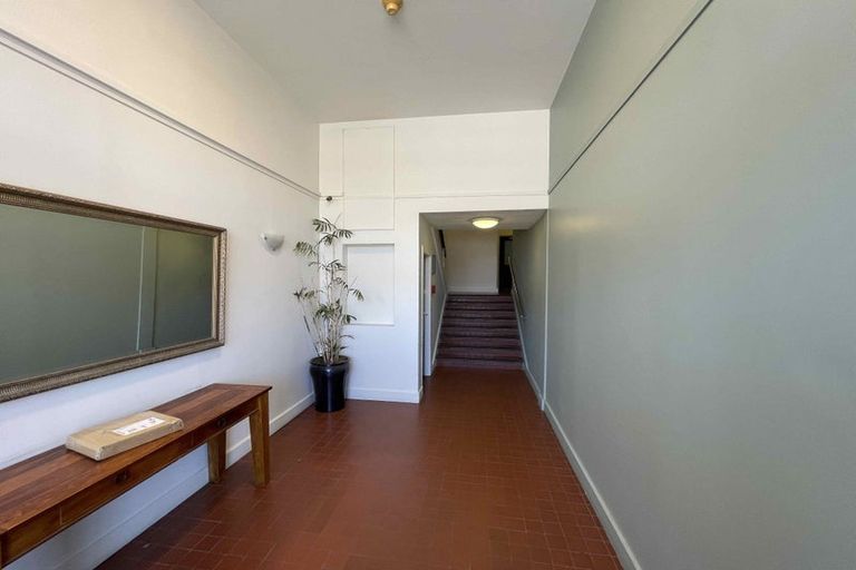 Photo of property in Endeavour Apartments, 4/125 Thorndon Quay, Pipitea, Wellington, 6011