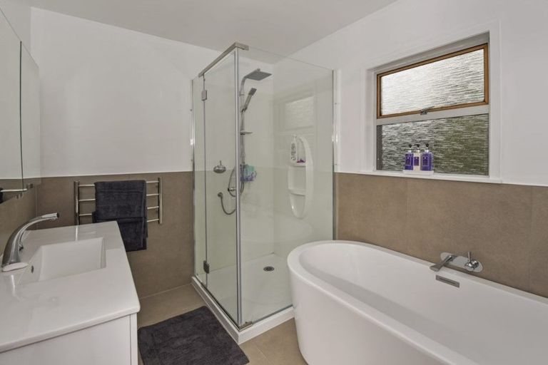 Photo of property in 2/240 Forrest Hill Road, Forrest Hill, Auckland, 0620