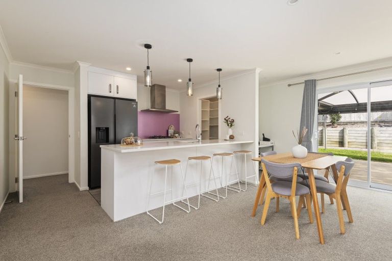 Photo of property in 13 Mediterranean Grove, Fitzherbert, Palmerston North, 4410