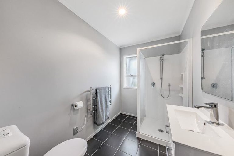 Photo of property in 2/143a Wiseley Road, West Harbour, Auckland, 0618