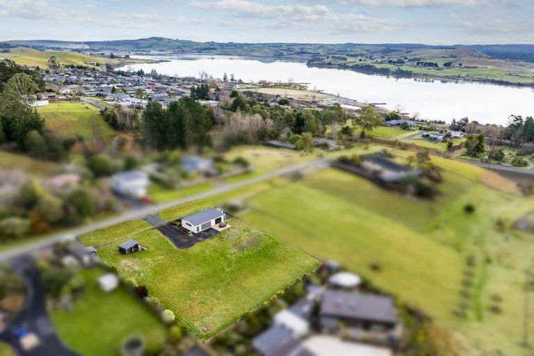 Photo of property in 28 Lakeview Street, Waihola, 9073
