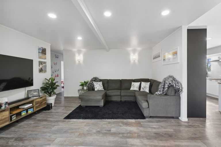 Photo of property in 906a East Coast Road, Northcross, Auckland, 0630