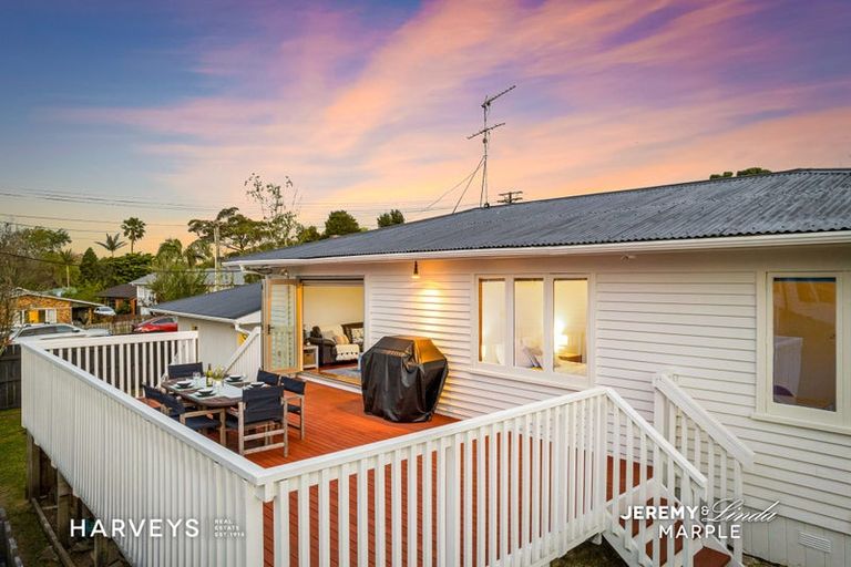 Photo of property in 3 Lex Avenue, Green Bay, Auckland, 0604