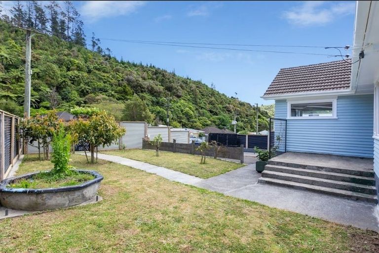 Photo of property in 33 Sunny Grove, Wainuiomata, Lower Hutt, 5014