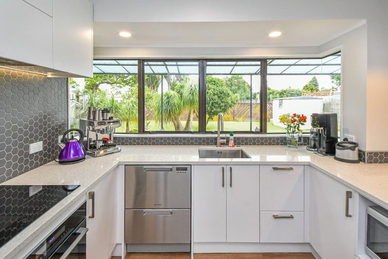 Photo of property in 15 Evanda Crescent, Conifer Grove, Takanini, 2112