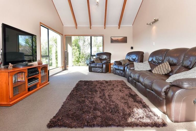 Photo of property in 70 Waiora Road, Stanmore Bay, Whangaparaoa, 0932