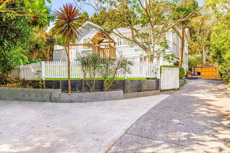 Photo of property in 88 Woodlands Park Road, Titirangi, Auckland, 0604