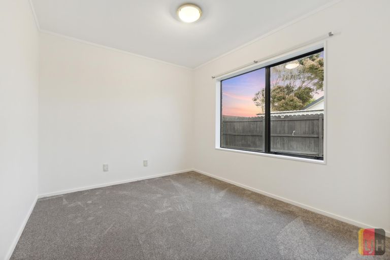 Photo of property in 18 Randwick Place, Randwick Park, Auckland, 2105