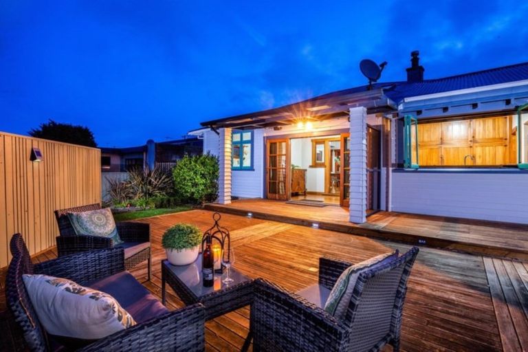 Photo of property in 39 Waiwaka Terrace, Strandon, New Plymouth, 4312