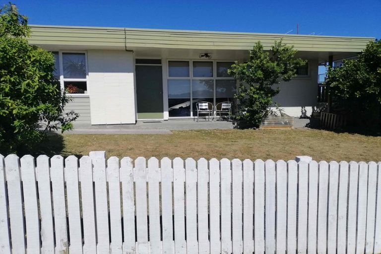 Photo of property in 17 Duchess Place, Maupuia, Wellington, 6022