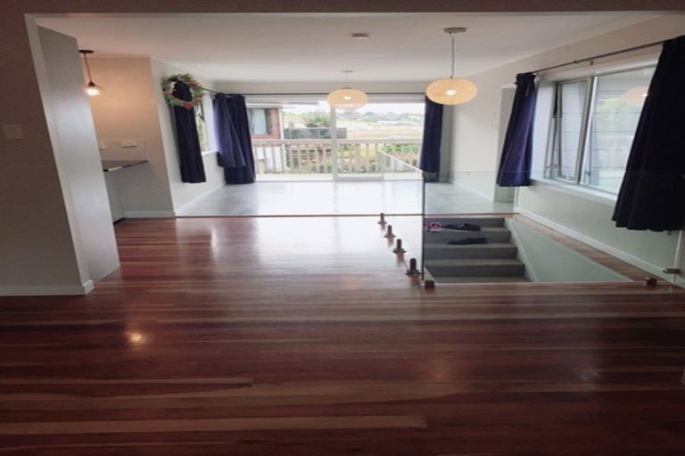 Photo of property in 26 Tawhana Crescent, Red Beach, 0932