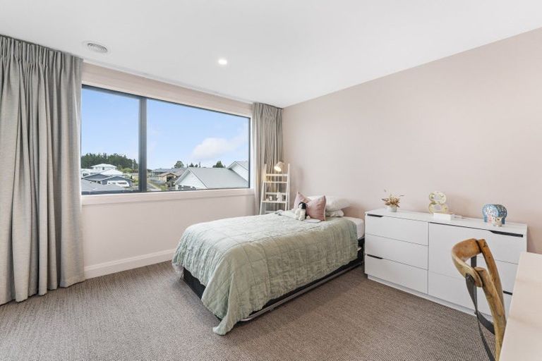 Photo of property in 33 Botanical Heights Drive, Waipahihi, Taupo, 3330