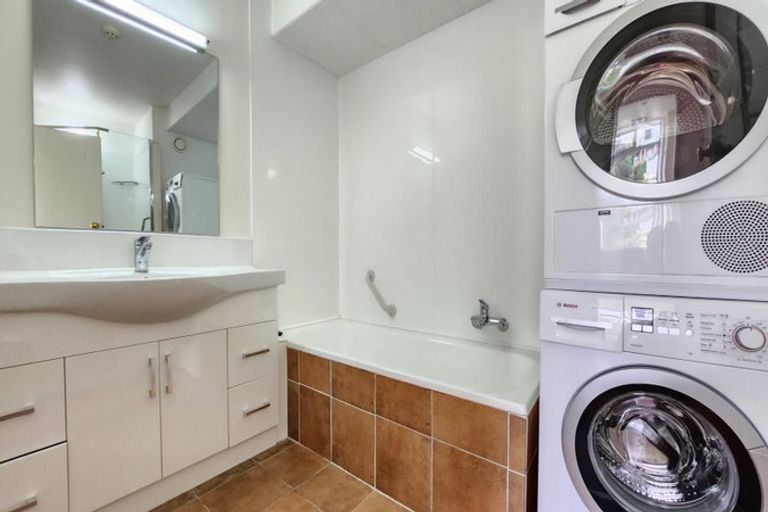 Photo of property in Jerningham Apartments, 20 Oriental Terrace, Oriental Bay, Wellington, 6011