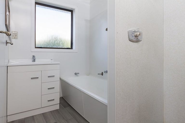 Photo of property in 11 Eglinton Street, Avondale, Christchurch, 8061