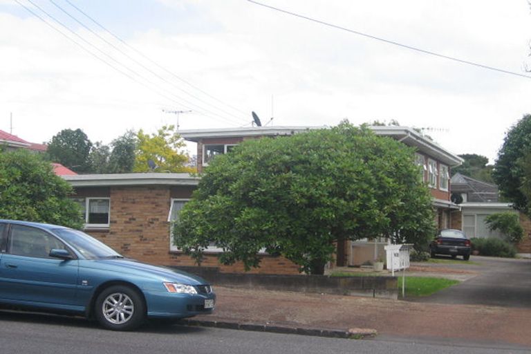 Photo of property in 2/12 Wairakei Street, Greenlane, Auckland, 1051