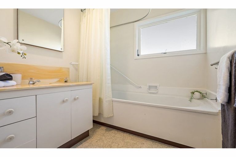 Photo of property in 3 Raekura Place, Redcliffs, Christchurch, 8081