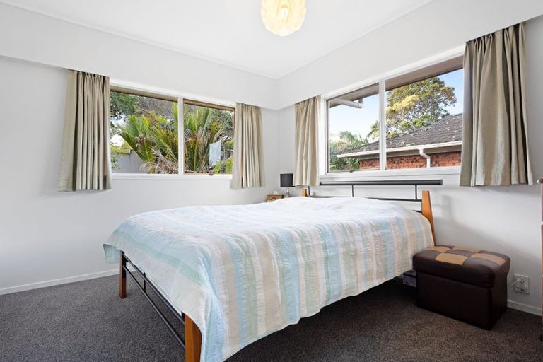 Photo of property in 52 Chelsea View Drive, Chatswood, Auckland, 0626