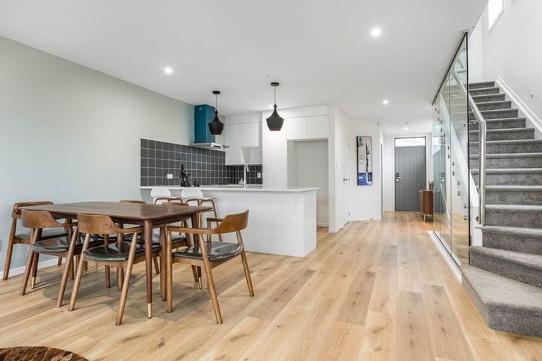 Photo of property in 1/10 Vinifera Place, Fairview Heights, Auckland, 0632