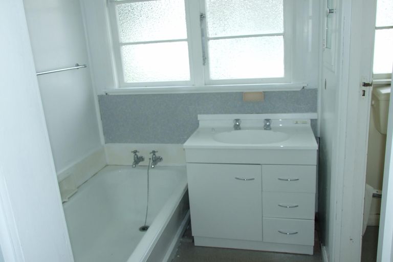 Photo of property in 2 Chester Crescent, West End, Palmerston North, 4410