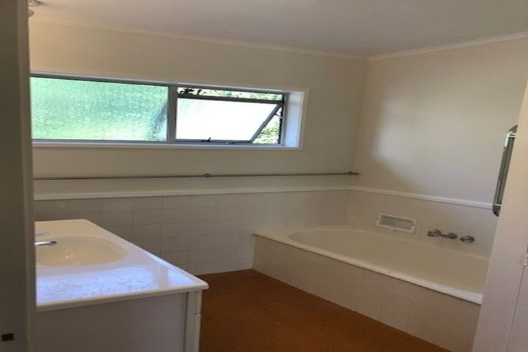 Photo of property in 4 Sispara Place, Beach Haven, Auckland, 0626
