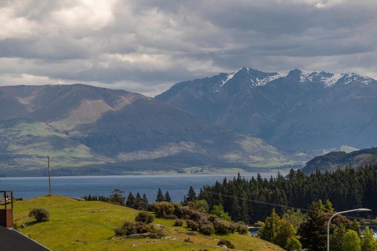 Photo of property in 1 Elk Place, Kelvin Heights, Queenstown, 9300