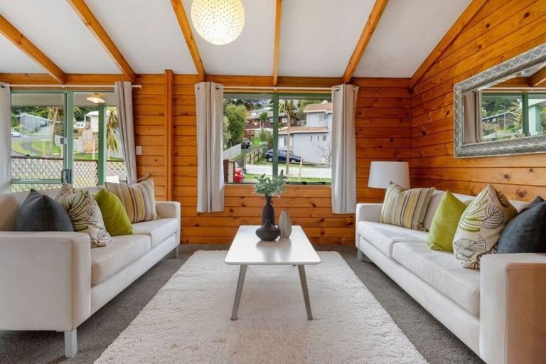 Photo of property in 1/4 Fernlea Rise, Bayview, Auckland, 0629