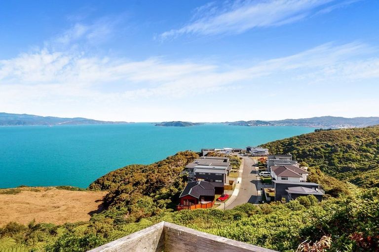 Photo of property in 24 Bennett Grove, Newlands, Wellington, 6037