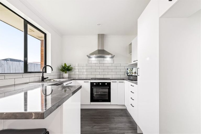 Photo of property in 15a Rixon Place, Te Atatu Peninsula, Auckland, 0610