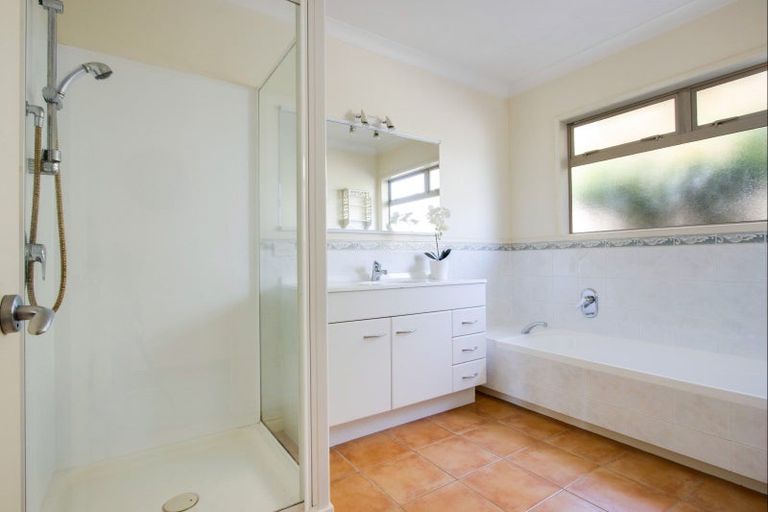 Photo of property in 52 Neeve Road, Taradale, Napier, 4112