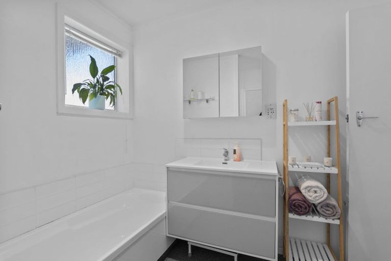 Photo of property in 6 Kahikatea Street, Inglewood, 4330